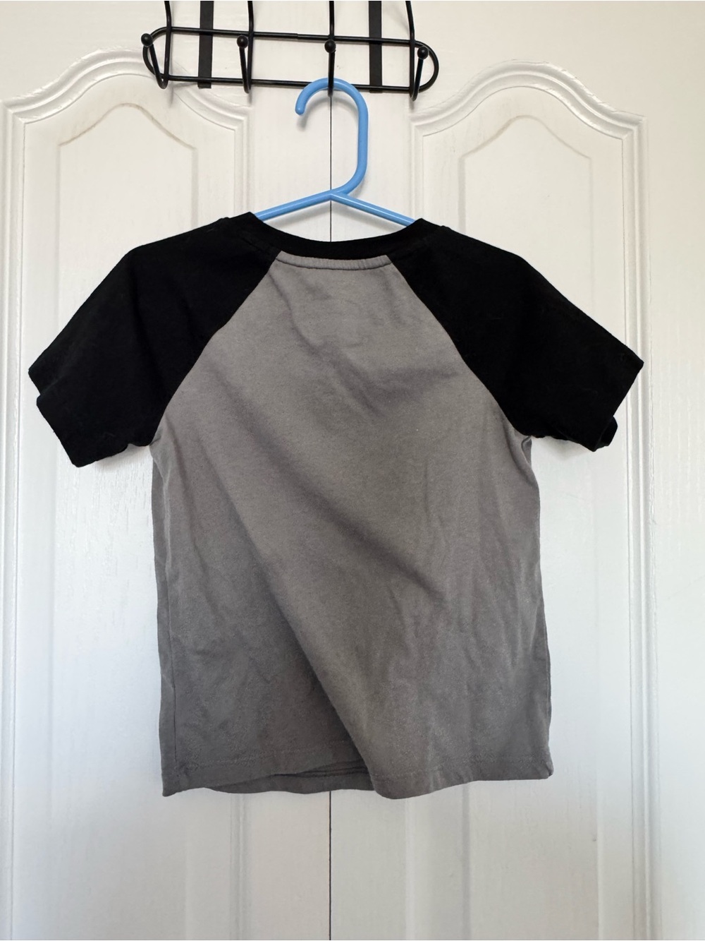 Cat & Jack Gray and Black Raglan Tee with Orange 'BOOOO' Bat Graphic Size 4T - Picture 4 of 4